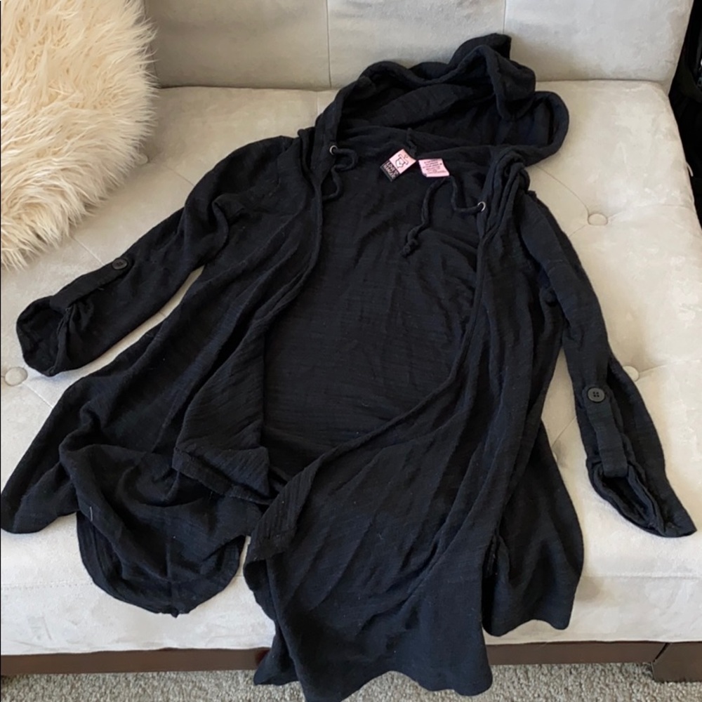 Super Cute Flowy Cardigan! 🖤